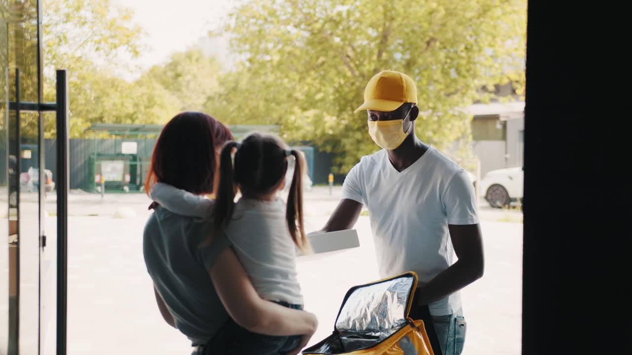 가족에게 음식 배달