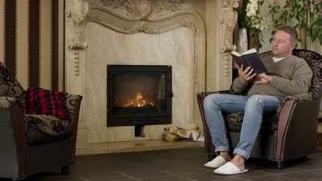 hombre leyendo junto a la chimenea