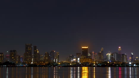 Un-Lapso-De-Tiempo-De-Un-Cielo-Tormentoso-Sobre-Bangkok-Al-Atardecer