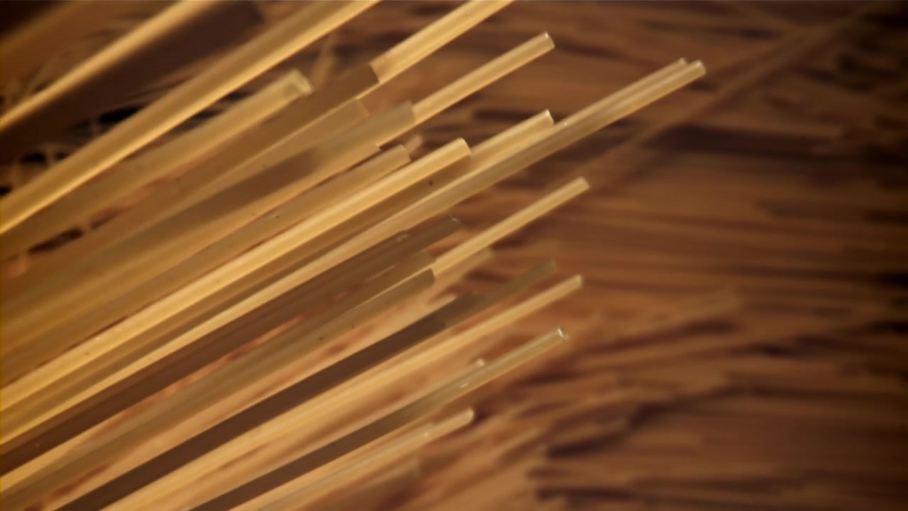 Spaghetti crudi che ondeggiano in primo piano