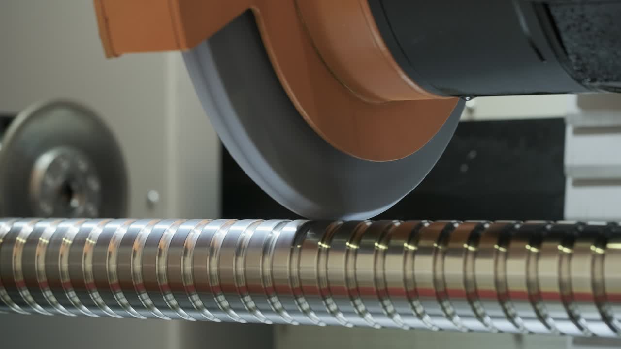 철강 제조에서 절단 또는 가공 도구로 도자기에서 금속 공백을 가공하는 과정