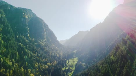 Tiro-En-órbita-En-Un-Valle-En-Murg,-Suiza