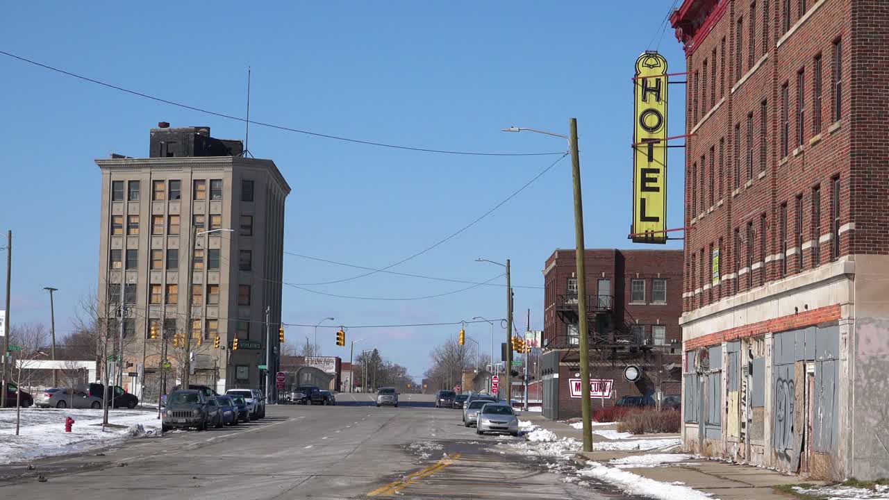 un viejo hotel deteriorado en una parte sórdida de la ciudad 1