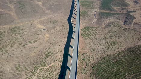 Vista-Aérea-De-Un-Viaducto-Para-Trenes-En-España