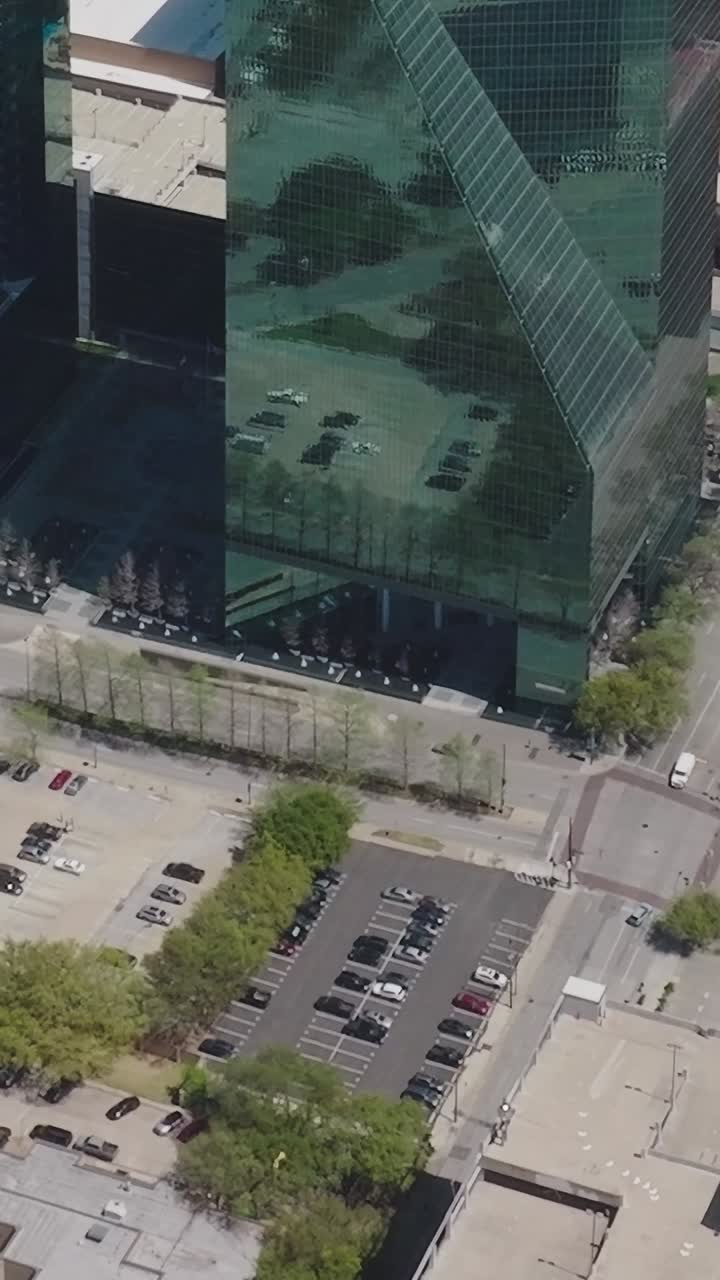 Vista del centro de Dallas desde arriba, donde se ven edificios y calles