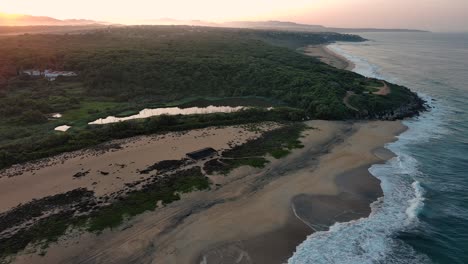 Amanecer-Selva-Aéreo-Dron-Volar-Por-Encima-De-Puerto-Escondido-Bacocho-Océano-Olas-Playa