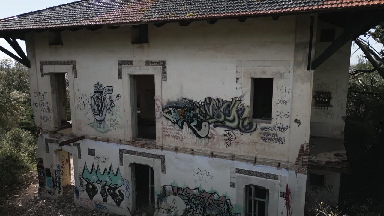 Abandoned building sits dilapidated and deserted