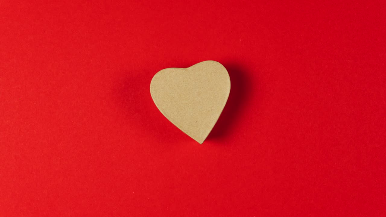 la animación de stop motion. el corazón de madera aparece fuera de la caja de regalo de papel en forma de corazón