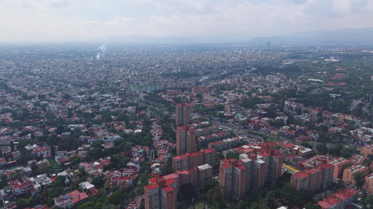 Güney Meksika şehrinin drone ile çekilmiş, öğleden sonraki puslu ve kirli havası