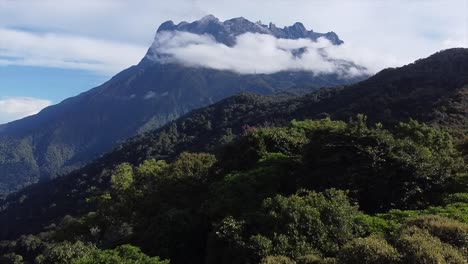 el parque del monte kinabalu en sabah, malasia, muestra la majestuosa belleza del pico más alto del sudeste asiático.