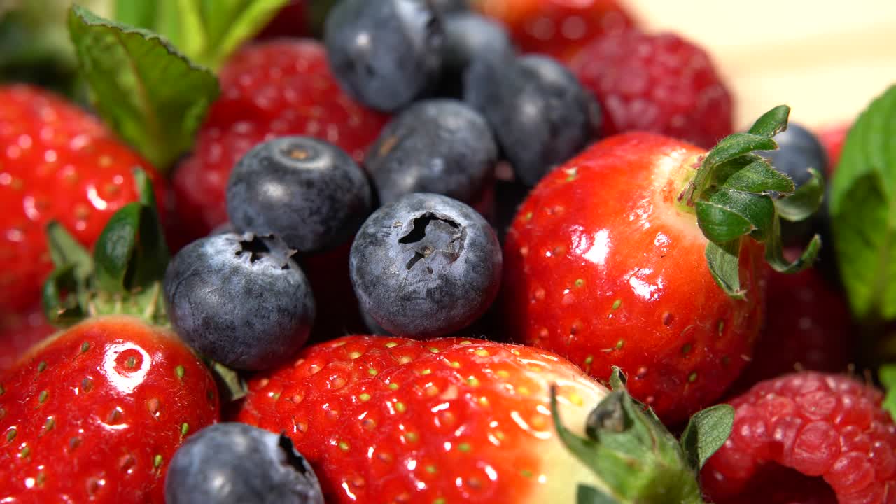 lentamente panorámica sobre frambuesas frescas, arándanos, fresas. variedad de bayas como fondo de alimentos. 4k
