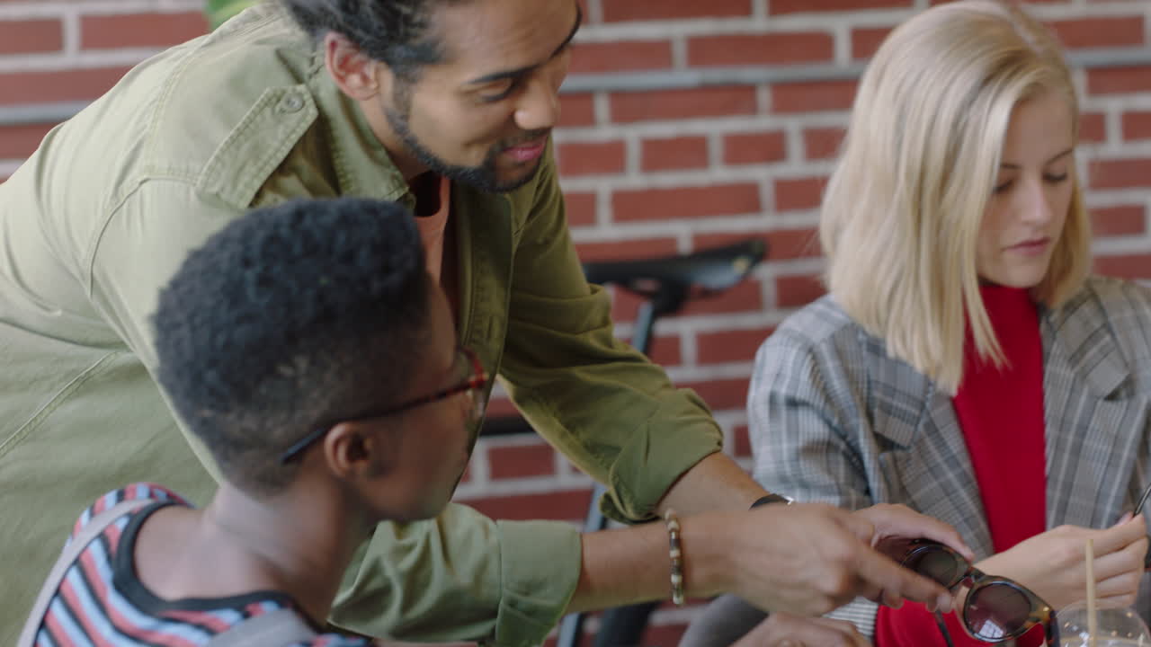 equipo creativo de lluvia de ideas usando computadora portátil diseñando gafas de sol viendo diseño 3d en la pantalla trabajando juntos planeando desarrollo de proyectos compartiendo ideas en la sala de juntas de la oficina moderna
