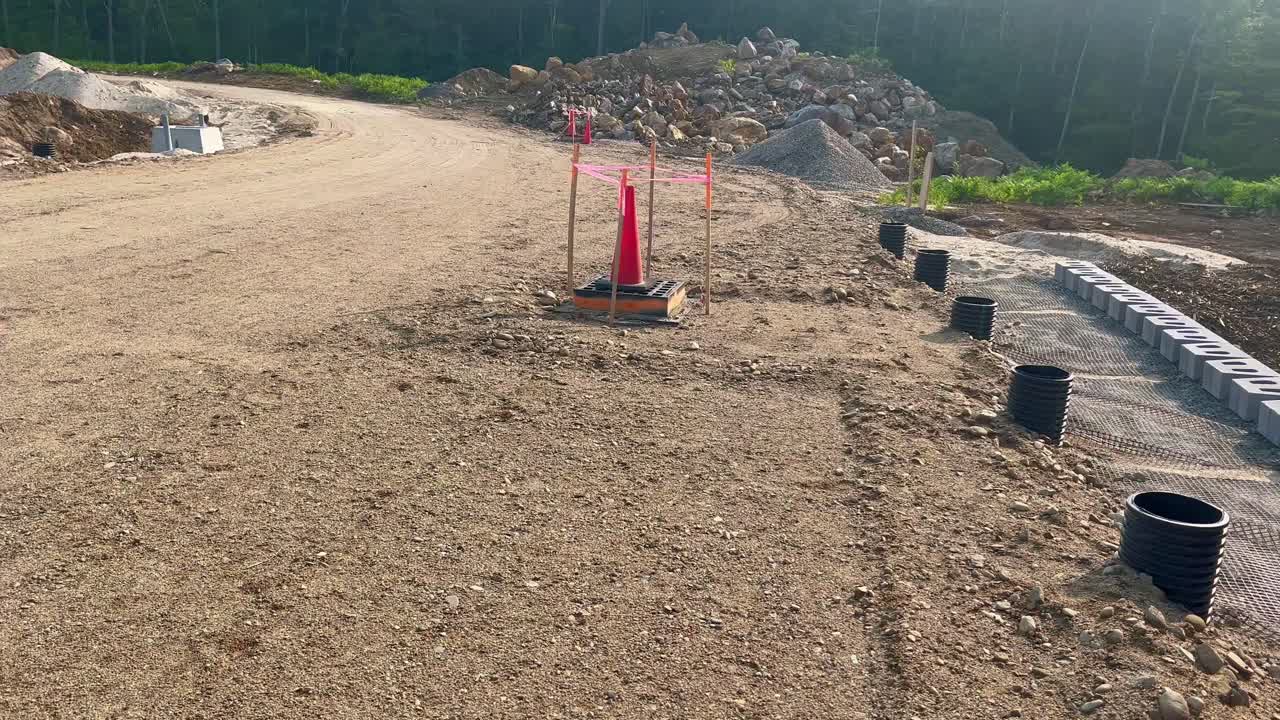 nueva carretera con drenaje y muro de contención que se está construyendo actualmente