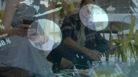 procesamiento de datos estadísticos contra colegas de oficina que utilizan dispositivos electrónicos