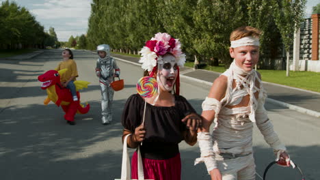 niños en halloween