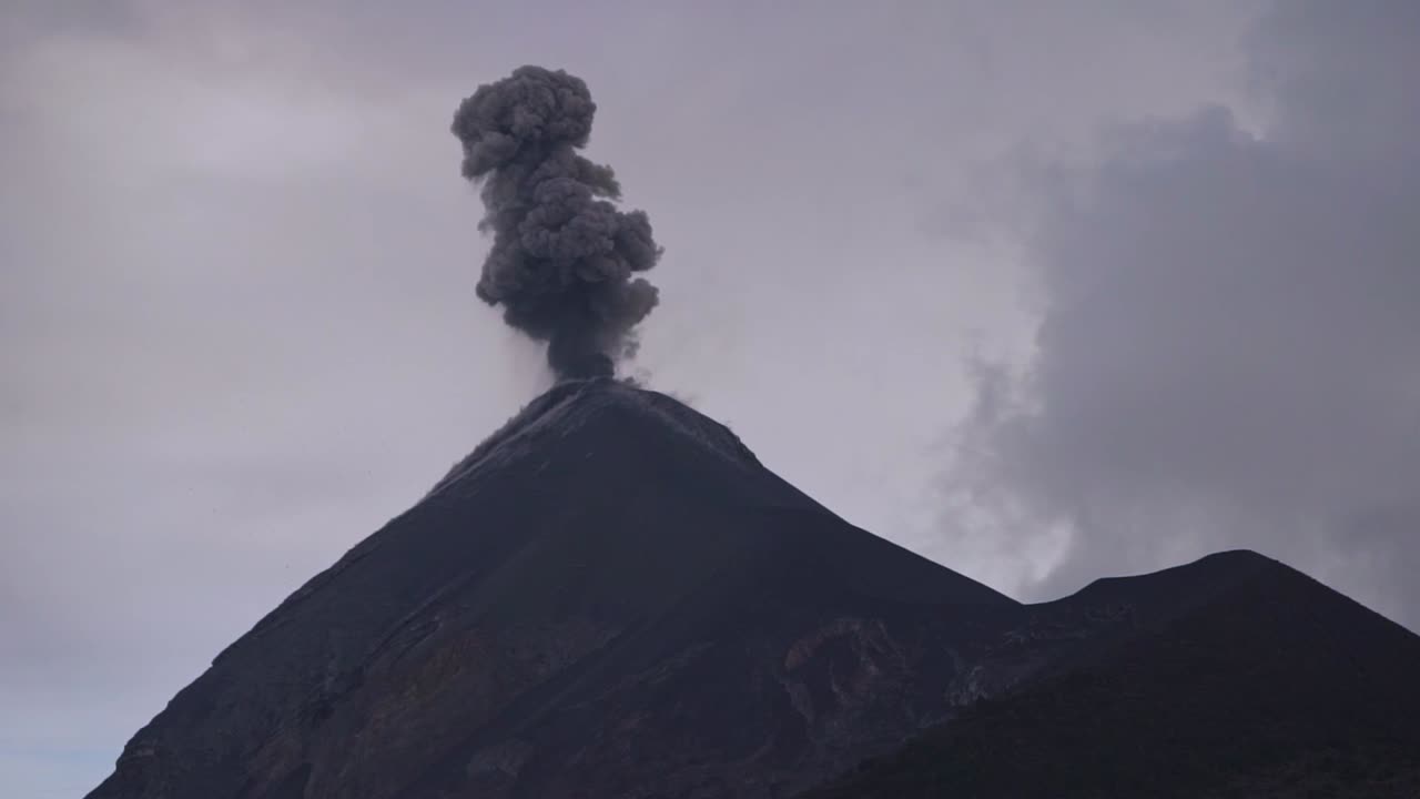 erupción volcánica con cielo gris en el fondo