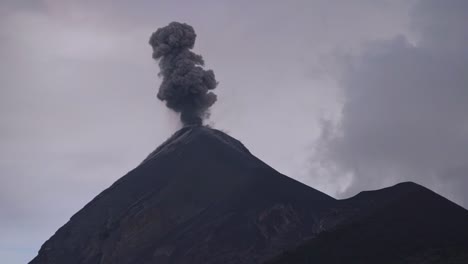 火山爆發,背景是灰色天空