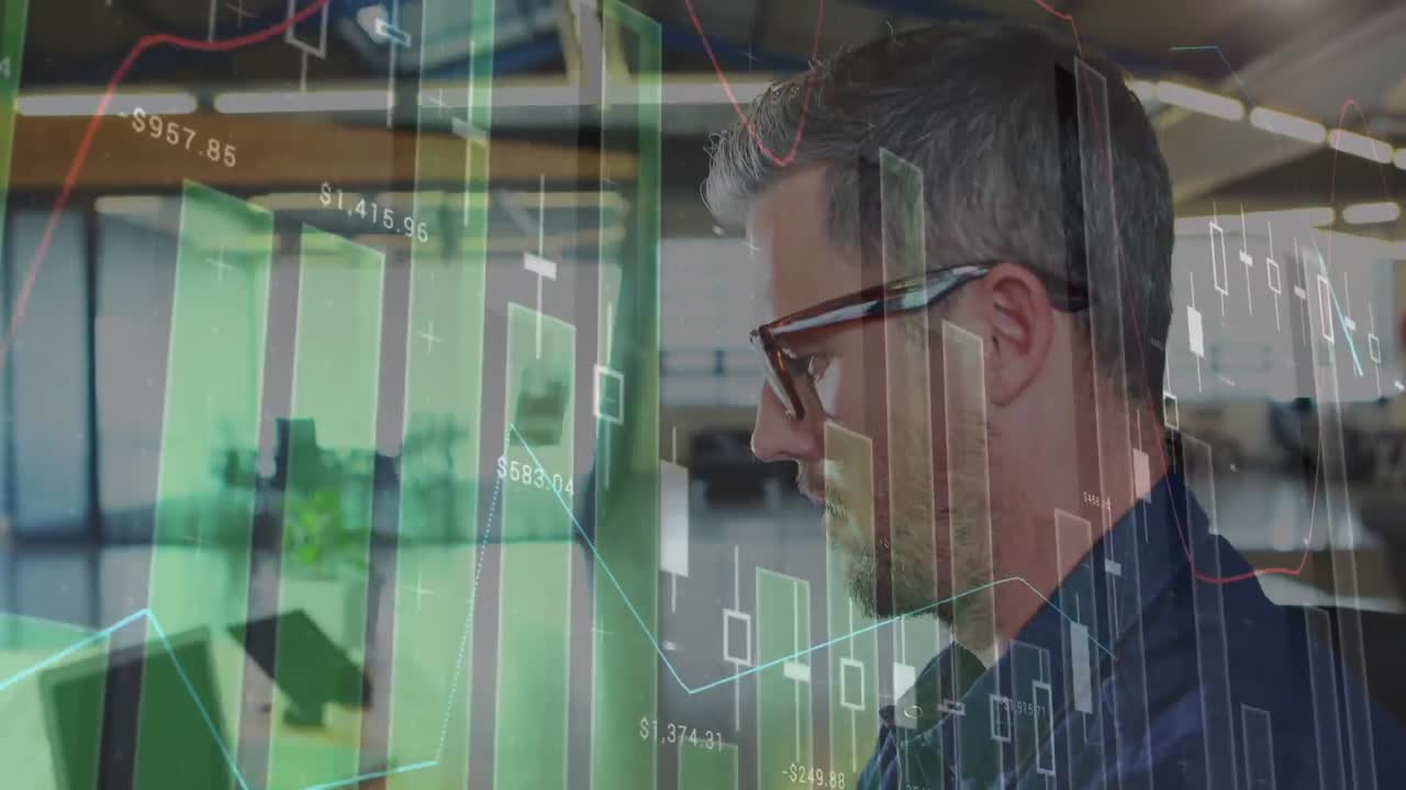 animación del procesamiento de datos sobre el hombre caucásico usando una cámara en la oficina