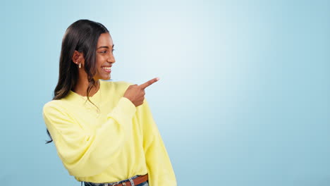 feliz, señalando con la mano y la cara de la mujer bailando
