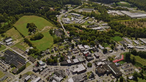 Ellijay-Georgia-Luftaufnahme-V3,-Filmische-Vogelperspektive,-Drohnenüberflug-über-Das-Stadtzentrum,-Nach-Oben-Geneigt,-Aufnahme-Der-Flusslandschaft-Tagsüber-Im-Sommer-–-Aufgenommen-Mit-Mavic-3-Cine-–-Oktober-2022