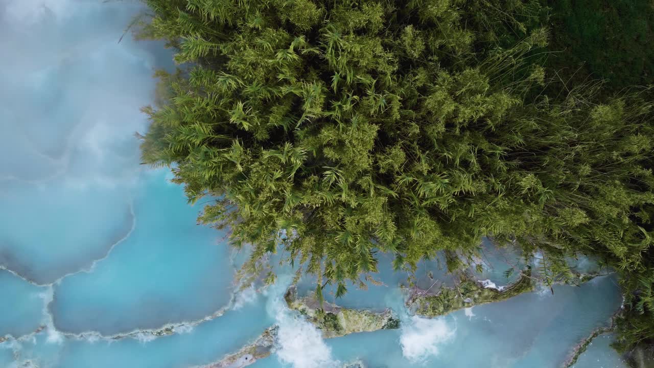 유명한 여행지 사투르니아, 시에나와 그로세토에 가까운 토스카나 이탈리아의 지열 온천 폭포 목욕