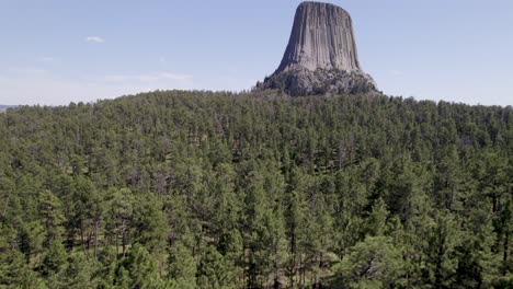 A-drone-shot-of-Devils-Tower,-a-massive,-monolithic,-volcanic-stout-tower,-or-butte,-located-in-the-Black-Hills-region-of-Wyoming