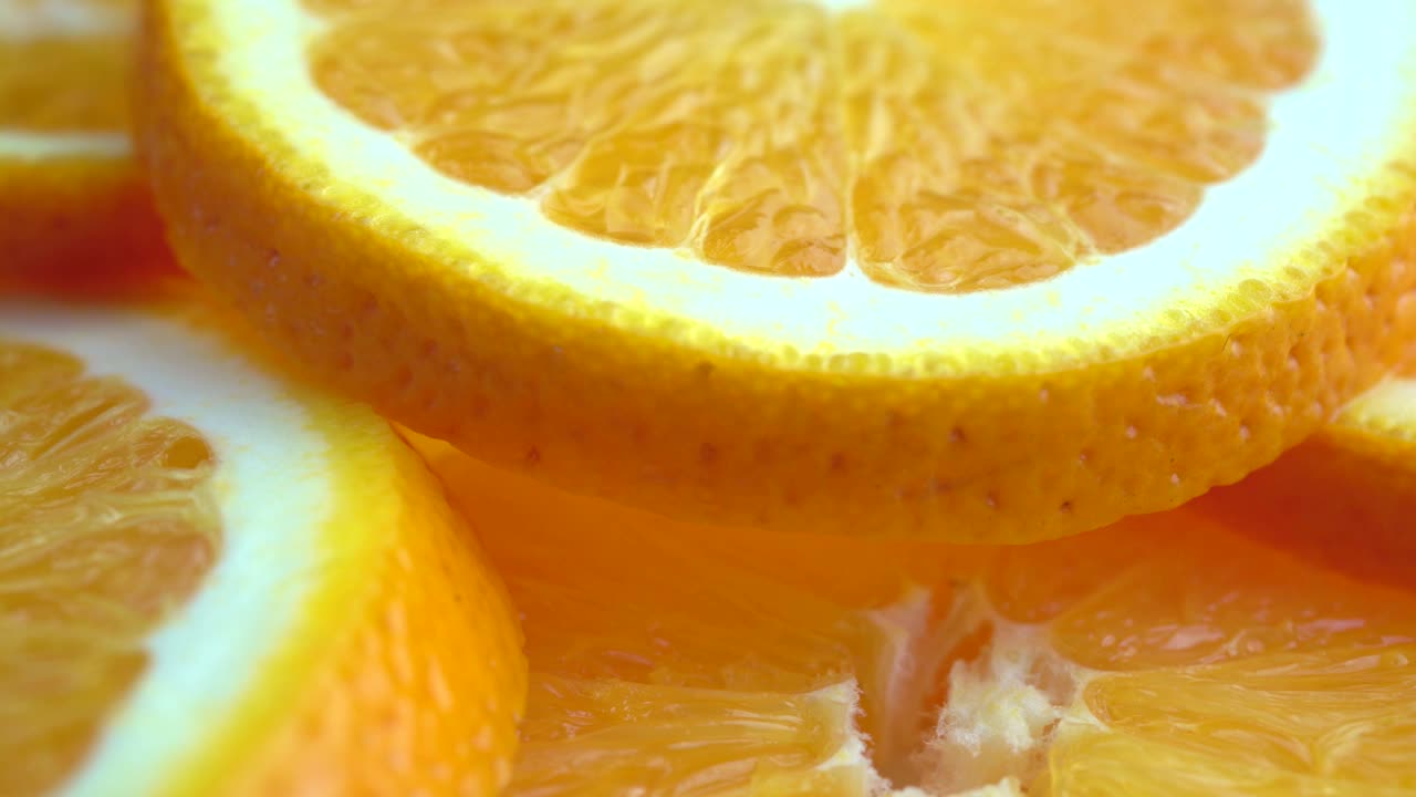macro rotación de video de rodaja de frutas de naranja.cerrar la carne de la naranja.