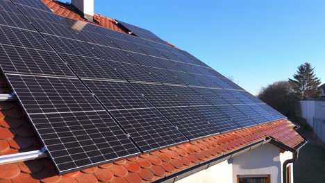 Paneles-Solares-Eficientes-En-El-Techo-De-La-Casa,-Utilizando-Energía-Limpia-Para-Una-Vida-Sostenible.