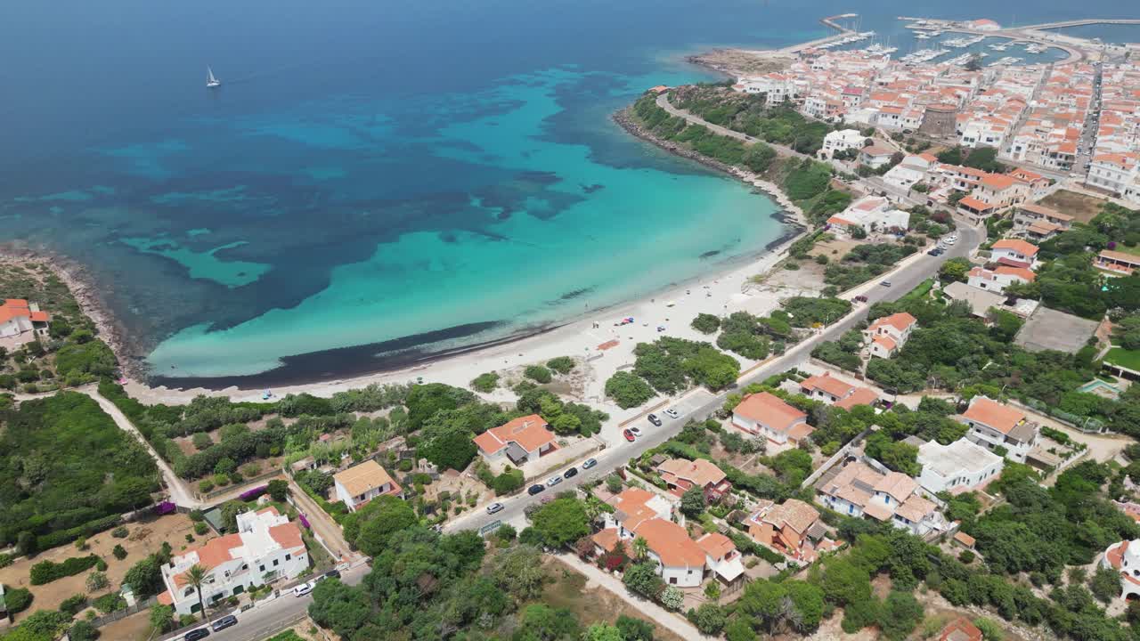 playa sotto torre en calasetta beach town, cerdeña, italia - panorámica aérea de 4k hacia abajo