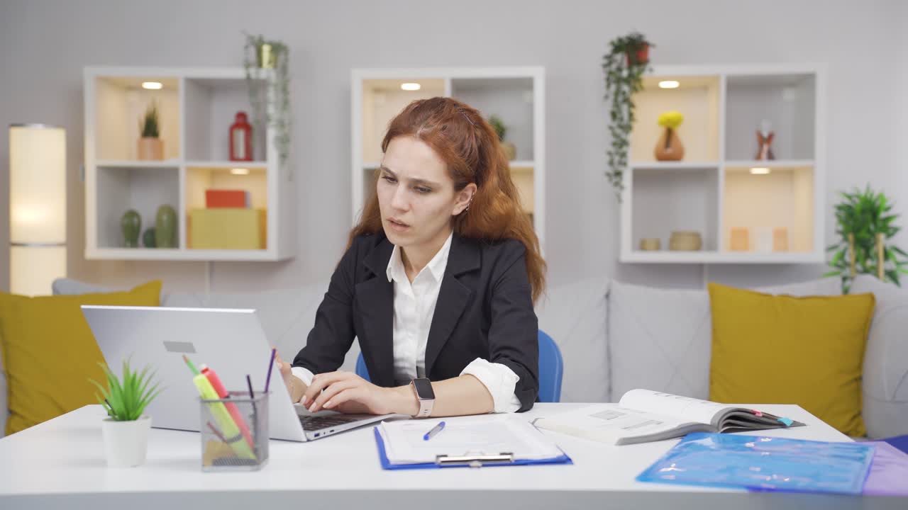 Donna che lavora da casa è frustrata