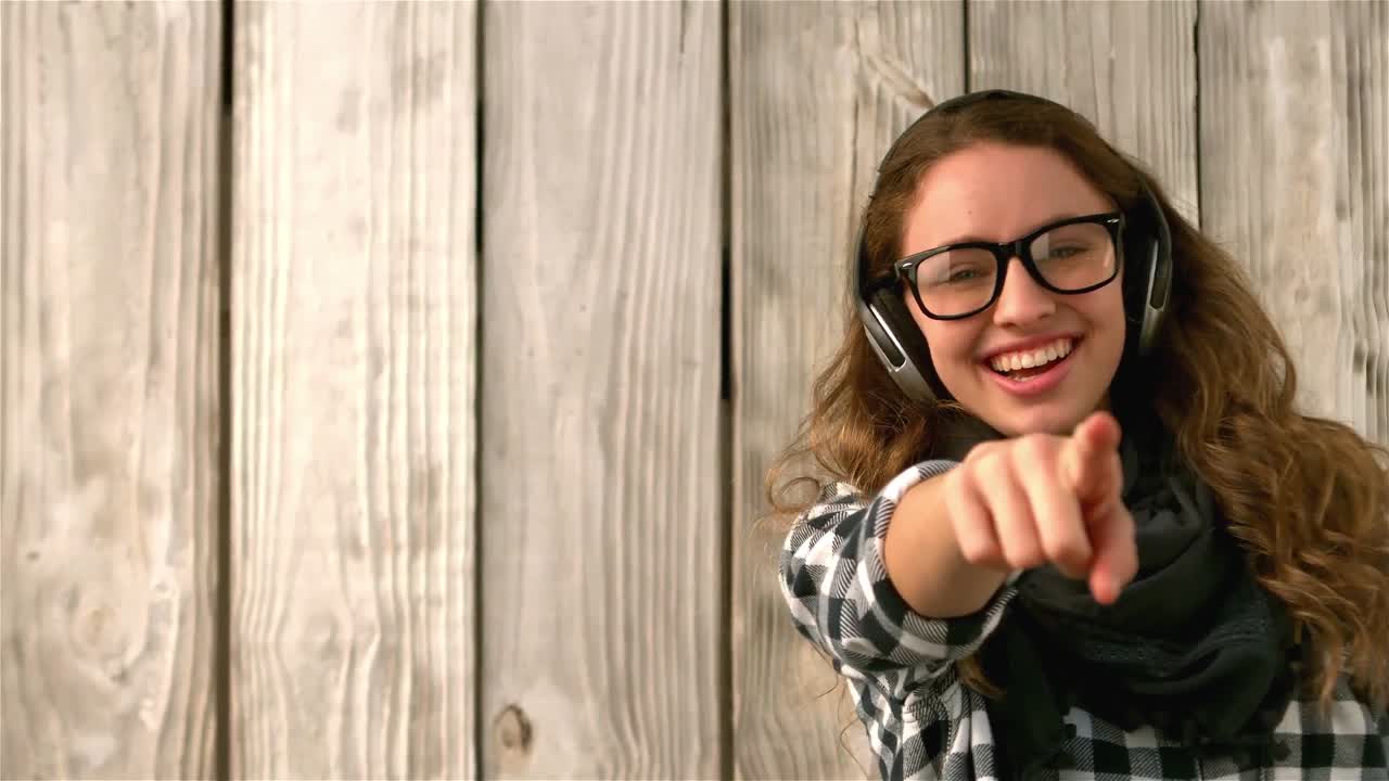 chica bonita apuntando a la cámara