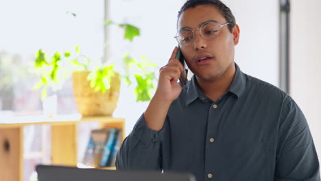 Hombre,-Llamada-Telefónica-Y-Hablando-En-La-Computadora-Portátil