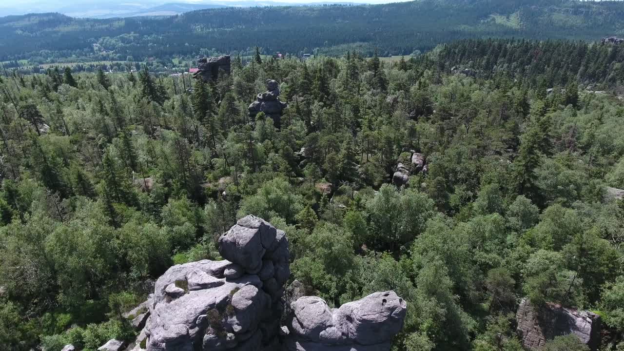 toma aérea de rocas de arenisca en medio de un denso bosque montañoso