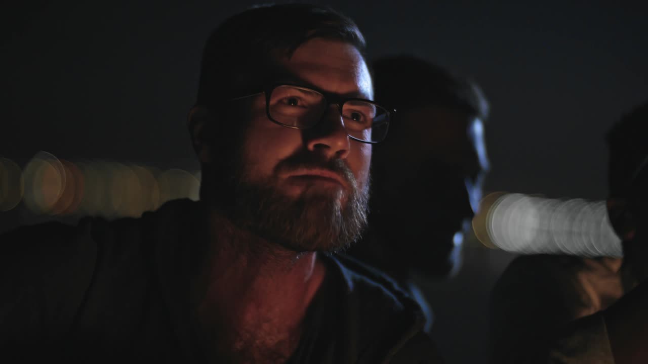 amigos cantando una canción junto a la fogata.