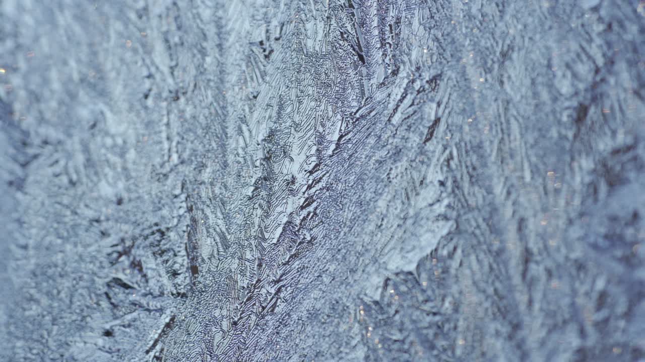 유리에 눈송이의 매크로 샷, 겨울에 얼어붙은 크리스탈 고드름