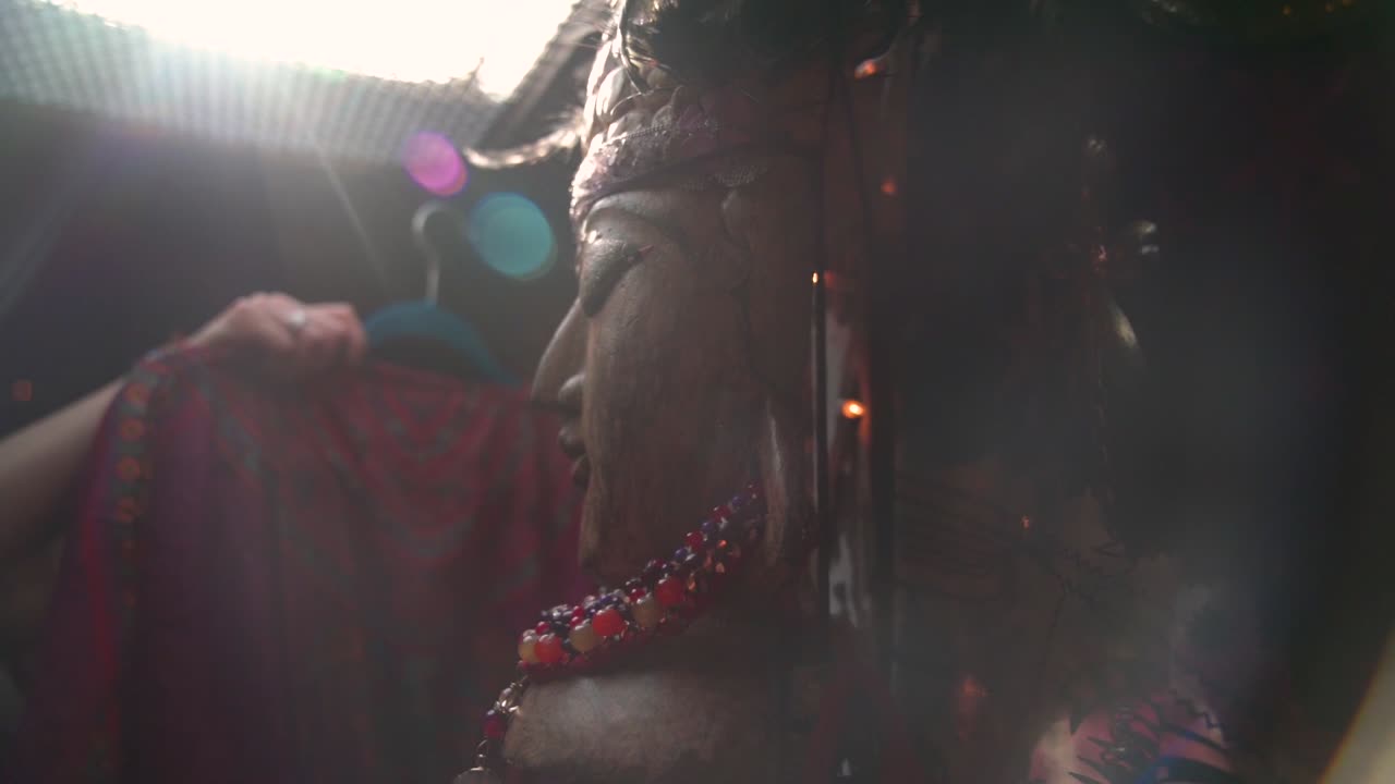 cerca de una escultura religiosa en una tienda