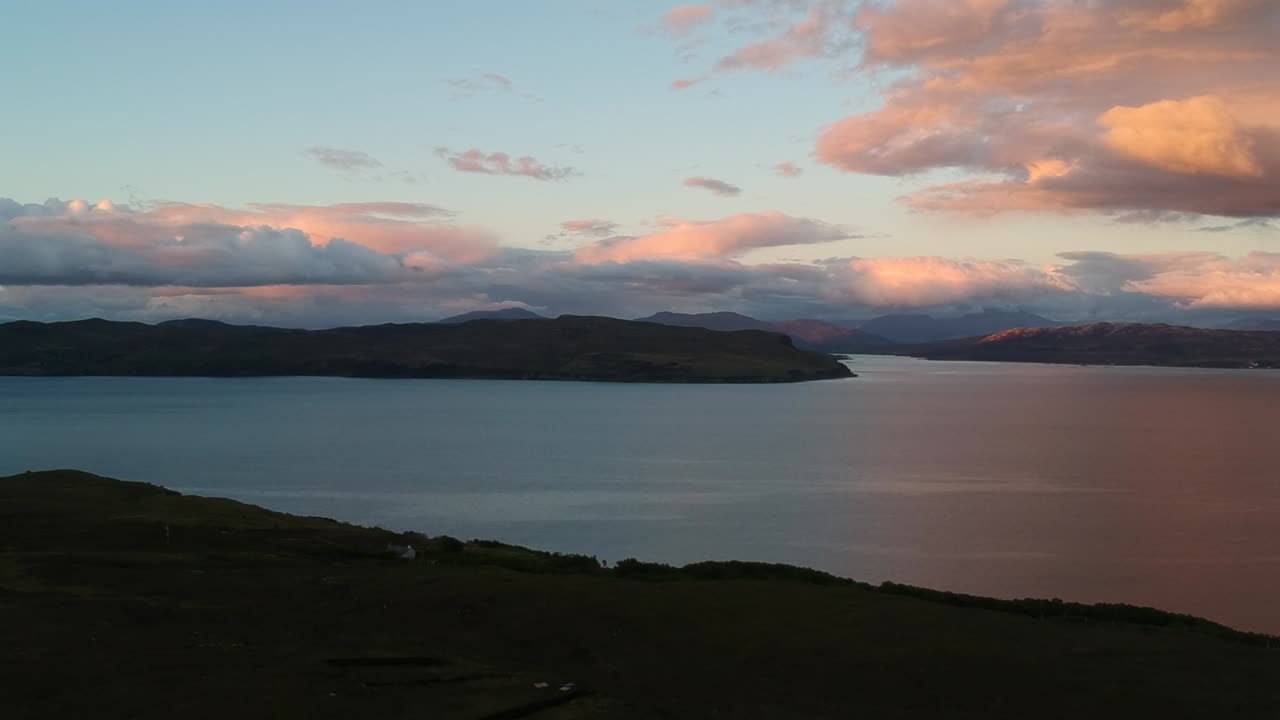 toma panorámica de la hora dorada con drones de la costa escocesa