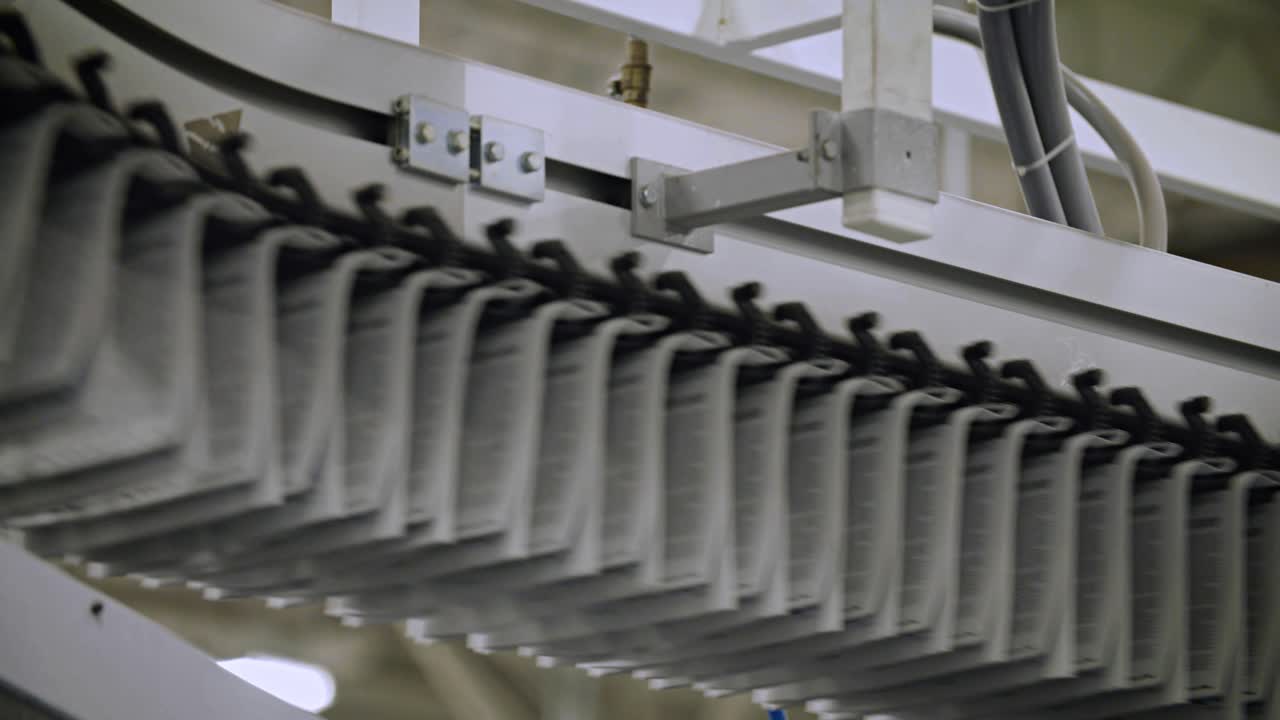 신문은 신문 공장에서 머리 위로 컨베이어 벨트를 따라 움직입니다 3