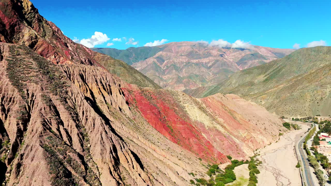 montañas coloridas cerca de purmamarca en argentina