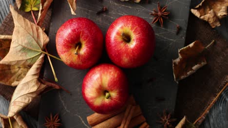 manzanas maduras y palitos de canela