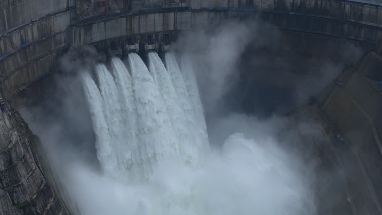 바이허탄 물을 방류하는 초대형 댐 드론 영상