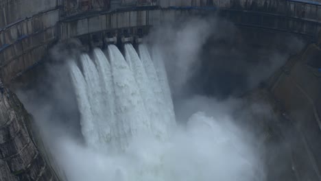 Drohnenaufnahmen-Eines-Supergroßen-Damms,-Der-Wasser-Baihetan-Freisetzt