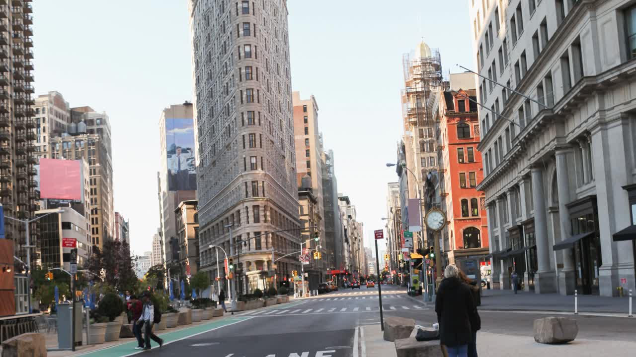 ⁇ 은 날에 보행자와 도로 교통과 함께 뉴욕 거리의 애니메이션