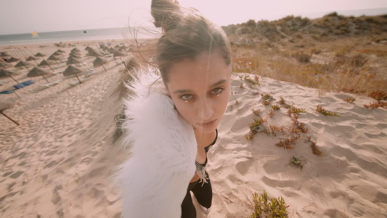 Женщина на пляже.