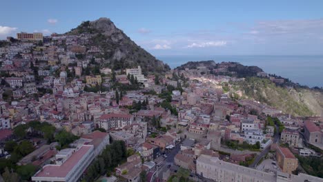 Toma-Aérea-Con-Plataforma-Rodante-Hacia-Atrás-De-Taormina,-Sicilia,-Italia,-Un-Lado-Sur-De-La-Ciudad.