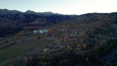 Disparo-De-Un-Dron-Volando-Hacia-Un-Pueblo-De-Montaña-En-Telluride,-Colorado,-En-El-Otoño