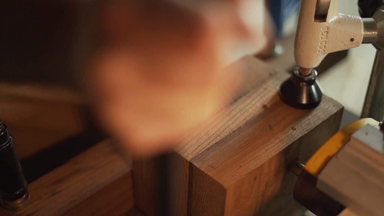 tiro de cámara lenta de primer plano perforando un agujero en la madera