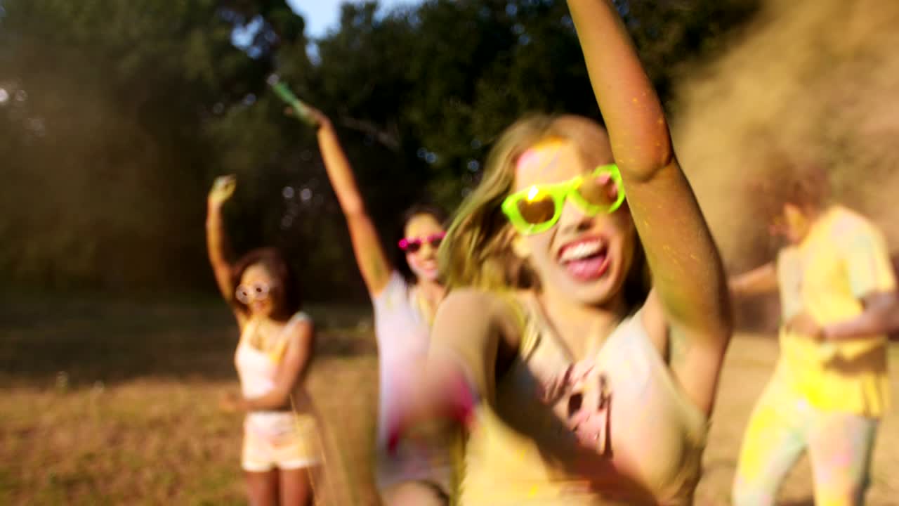 grupo multiétnico celebrando el festival de holi en el parque