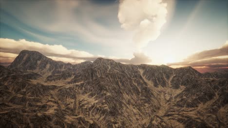 rayos de sol contra el telón de fondo de las montañas