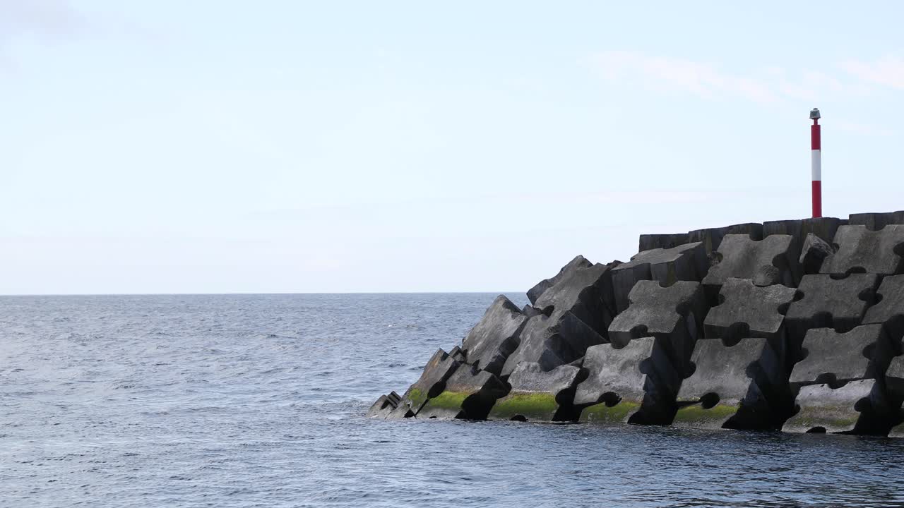 테르세이라 섬, 아조레스 제도, 포르투갈의 테트라포드 방파제 구조에 등대